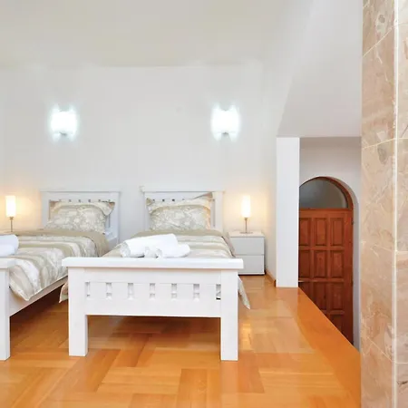 Cozy Apartment In Split With Kitchen Apartment